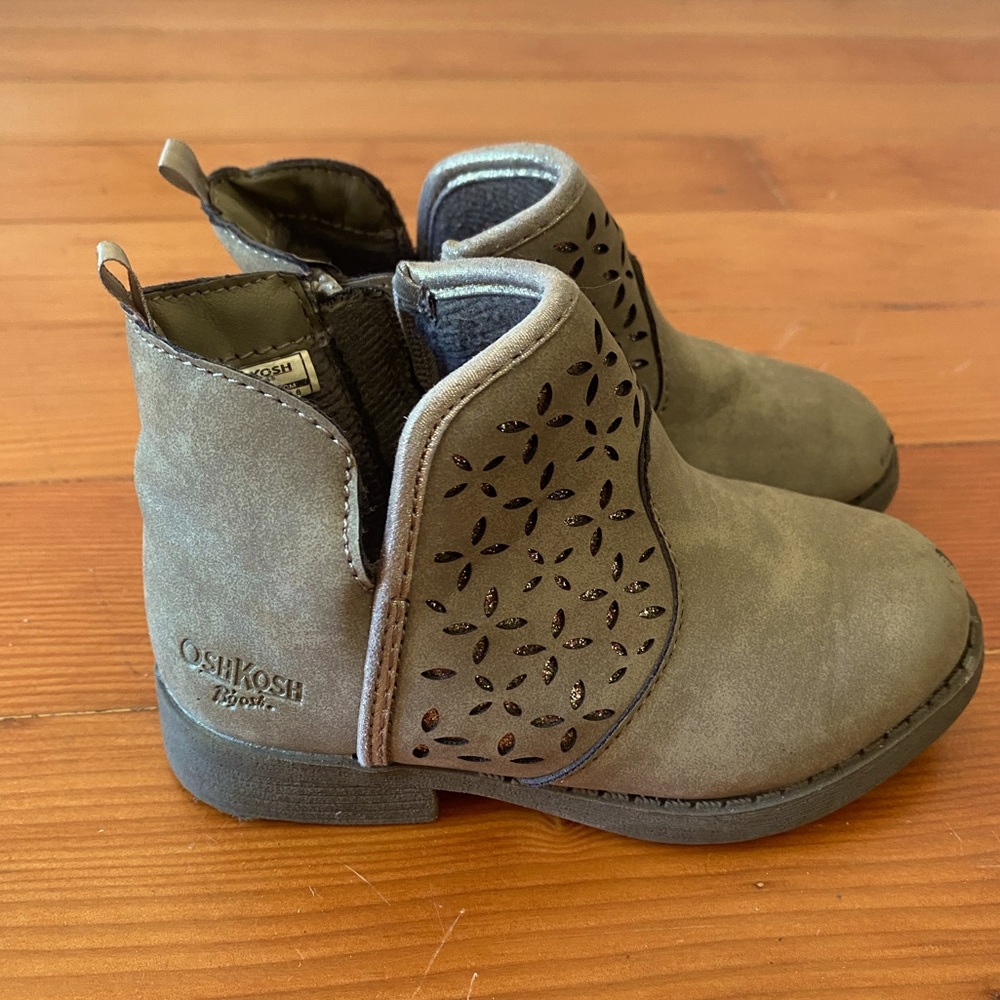 OshKosh B'gosh Kids Charcoal Boots - size 8